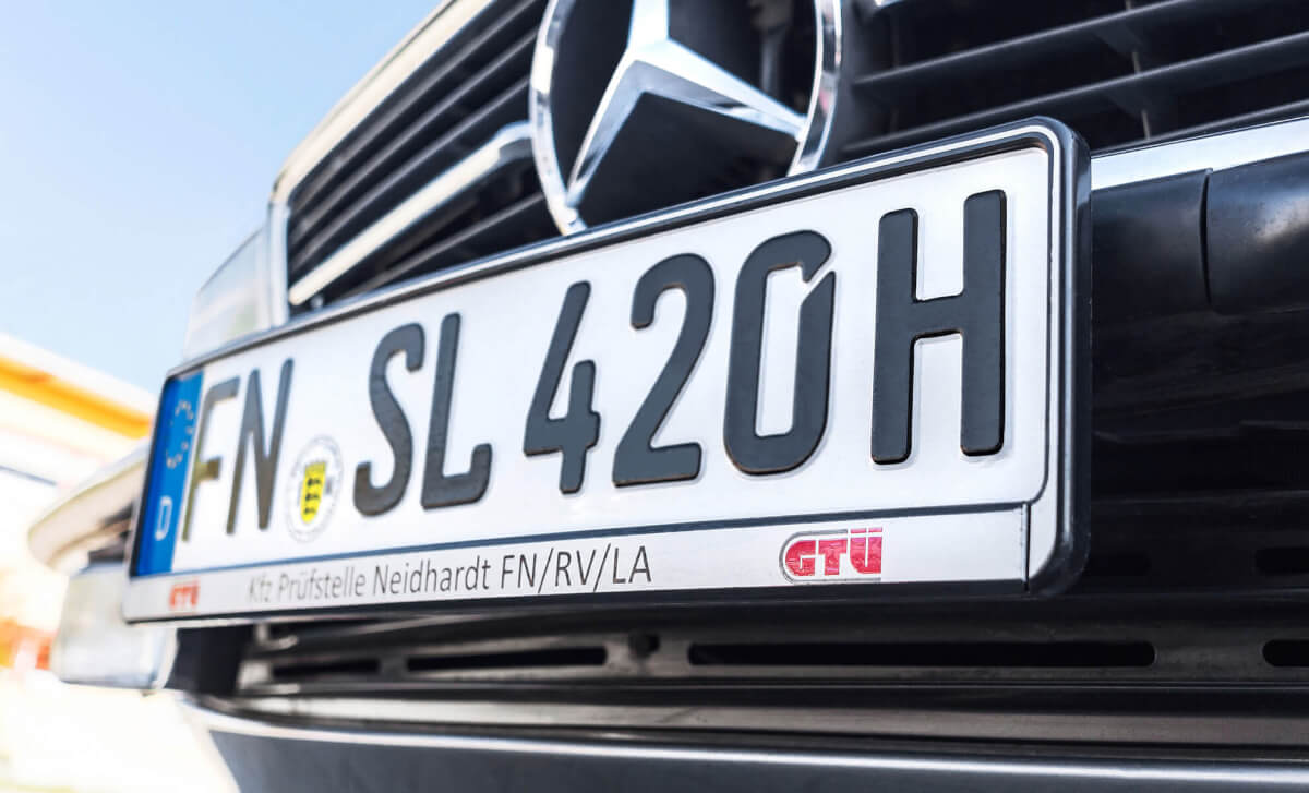 H-Kennzeichen Oldtimer Nahaufnahme eines deutschen Nummernschilds mit der Aufschrift „FN SL 420 H“ an einem Mercedes-Oldtimer.